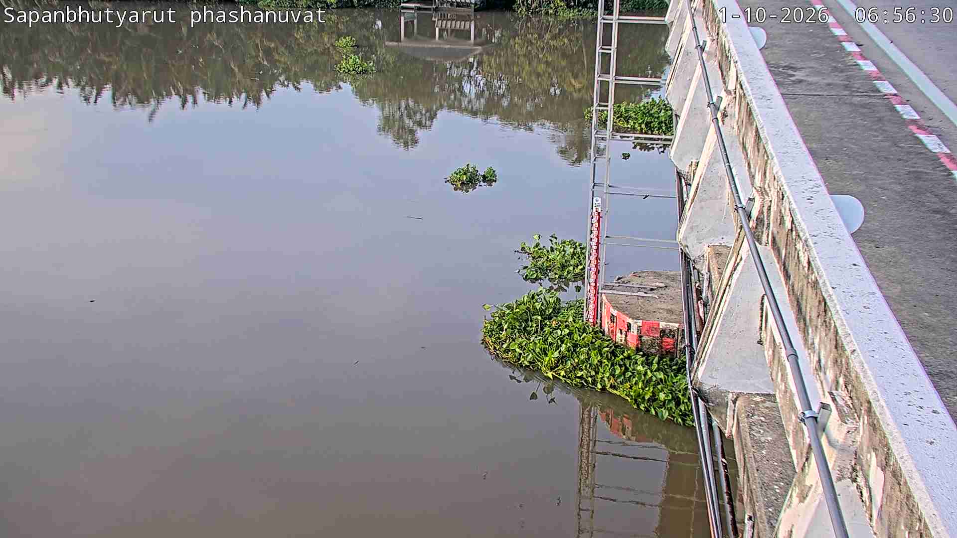 Latest picture from the Tha Chin River at Boonrat Prachanuwat Bridge camera