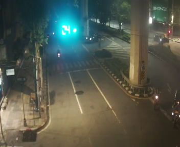 Latest picture from the Kamphaeng Phet Intersection, on Phahonyothin Road side camera