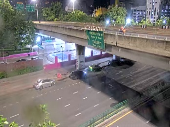 Latest picture from the Phetchaburi Road intersect Ekkamai Road (in front of Food Land) camera