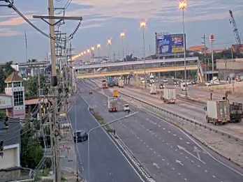 Latest picture from the Kalapapruek Rd intersects Kanchanaphisek Rd (Outer Ring Road) camera