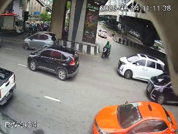 Latest picture from the Phaya Thai Rd camera