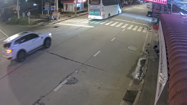 Latest picture from the Thep Khunakon Rd three-way intersection, heading toward Siri Sothon Rd camera