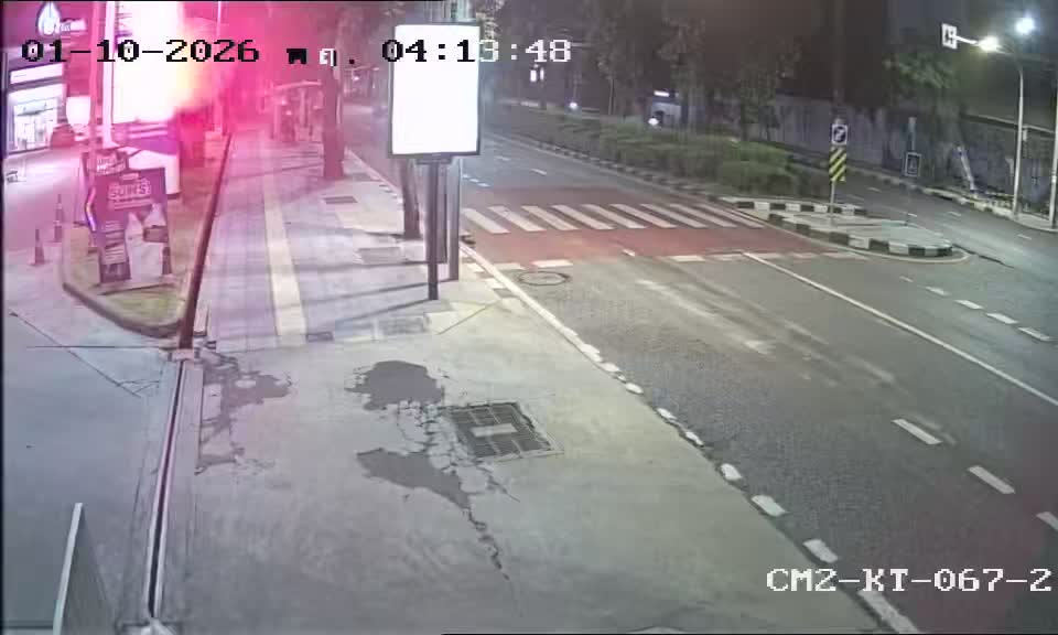 Latest picture from the Bangkok Bank, Phra Khanong Branch, Sukhumvit Rd-CAM2 camera