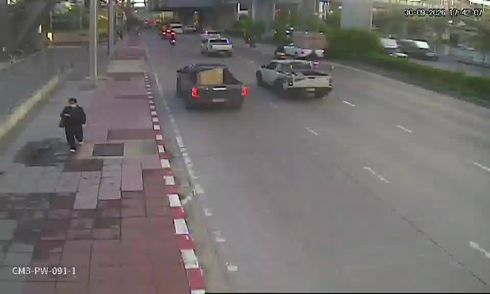 Latest picture from the In front of Car Boutique (Talat Nat Rotfai Srinakharin)-CAM1 camera