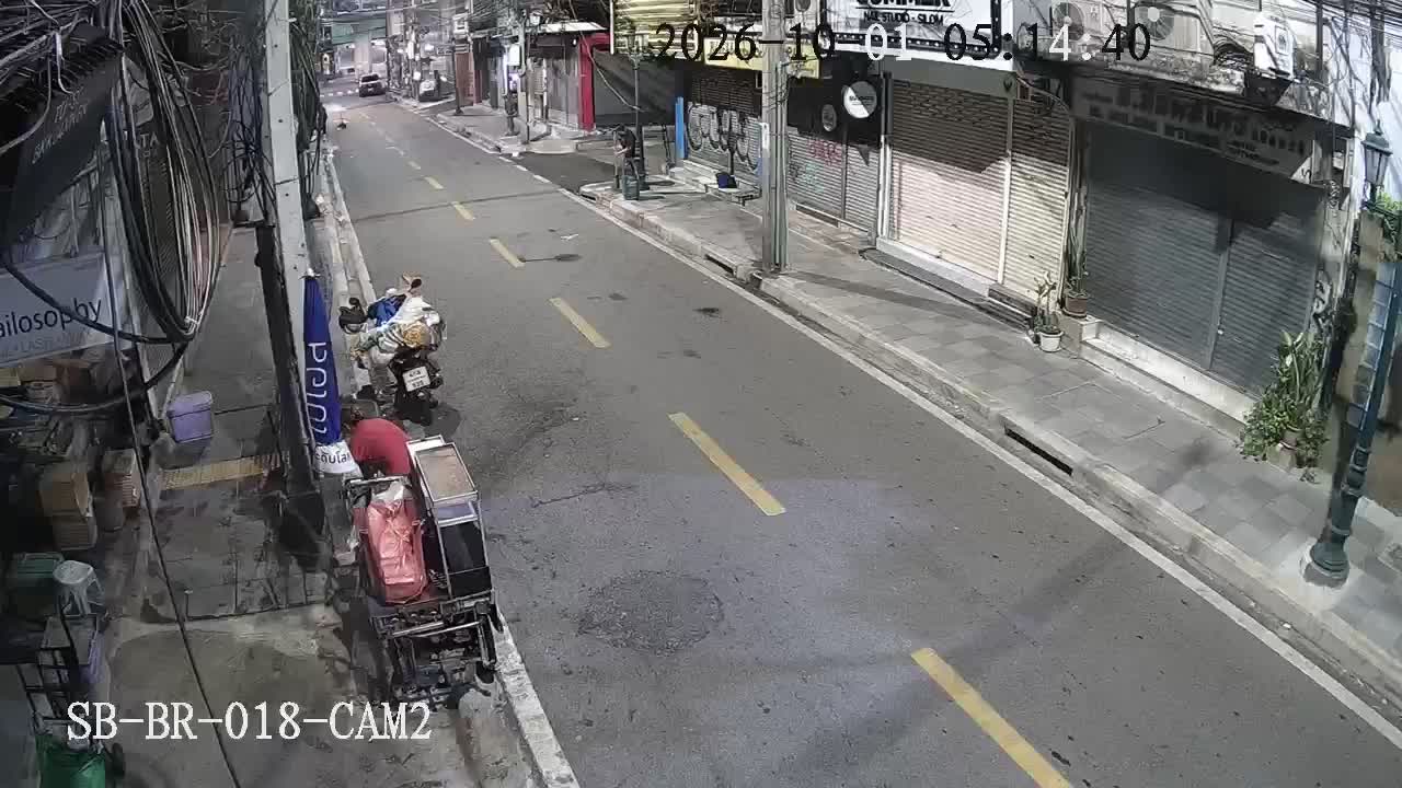 Latest picture from the Soi Sala Daeng, Si Lom Rd-CAM2 camera