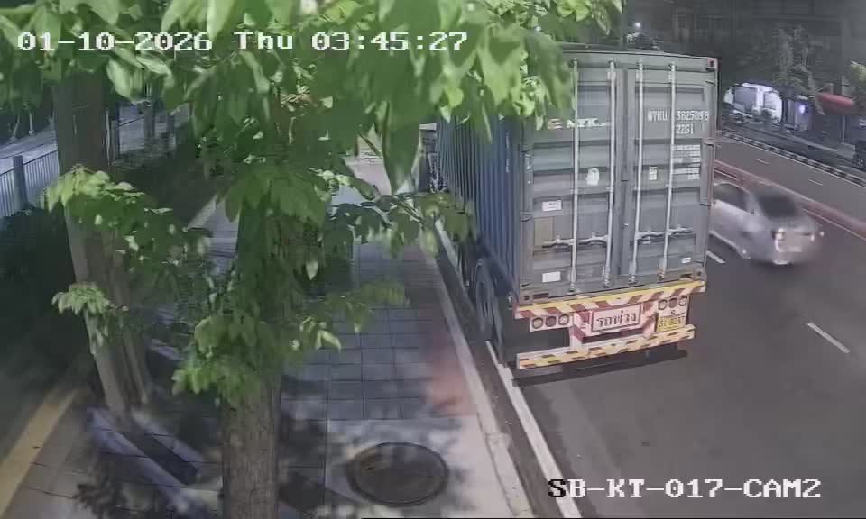 Latest picture from the Bus stop in front of Port Authority Club, Sunthon Kosa Rd - CAM2 camera