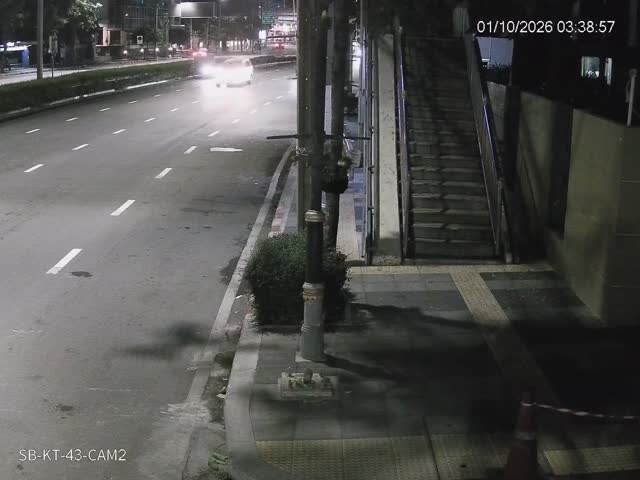 Latest picture from the Point 16, by the pedestrian overpass on the outbound side of Ratchada Rd, connecting to Saphan Khiao-CAM2 camera